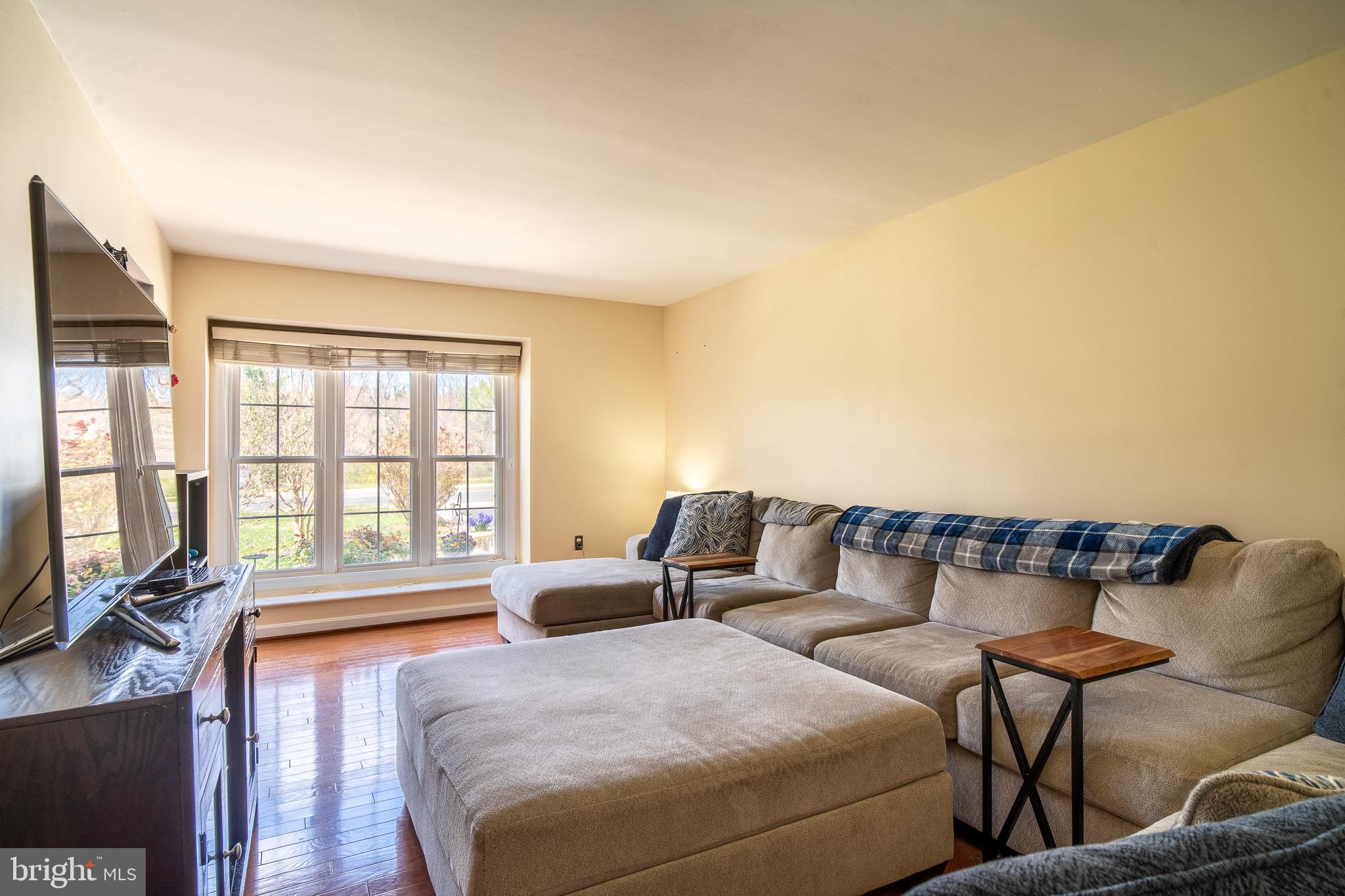 8605 Stonewall Road Manassas, VA 20110 - Photo 17 of 42 Relax & refresh with ease - spacious living room