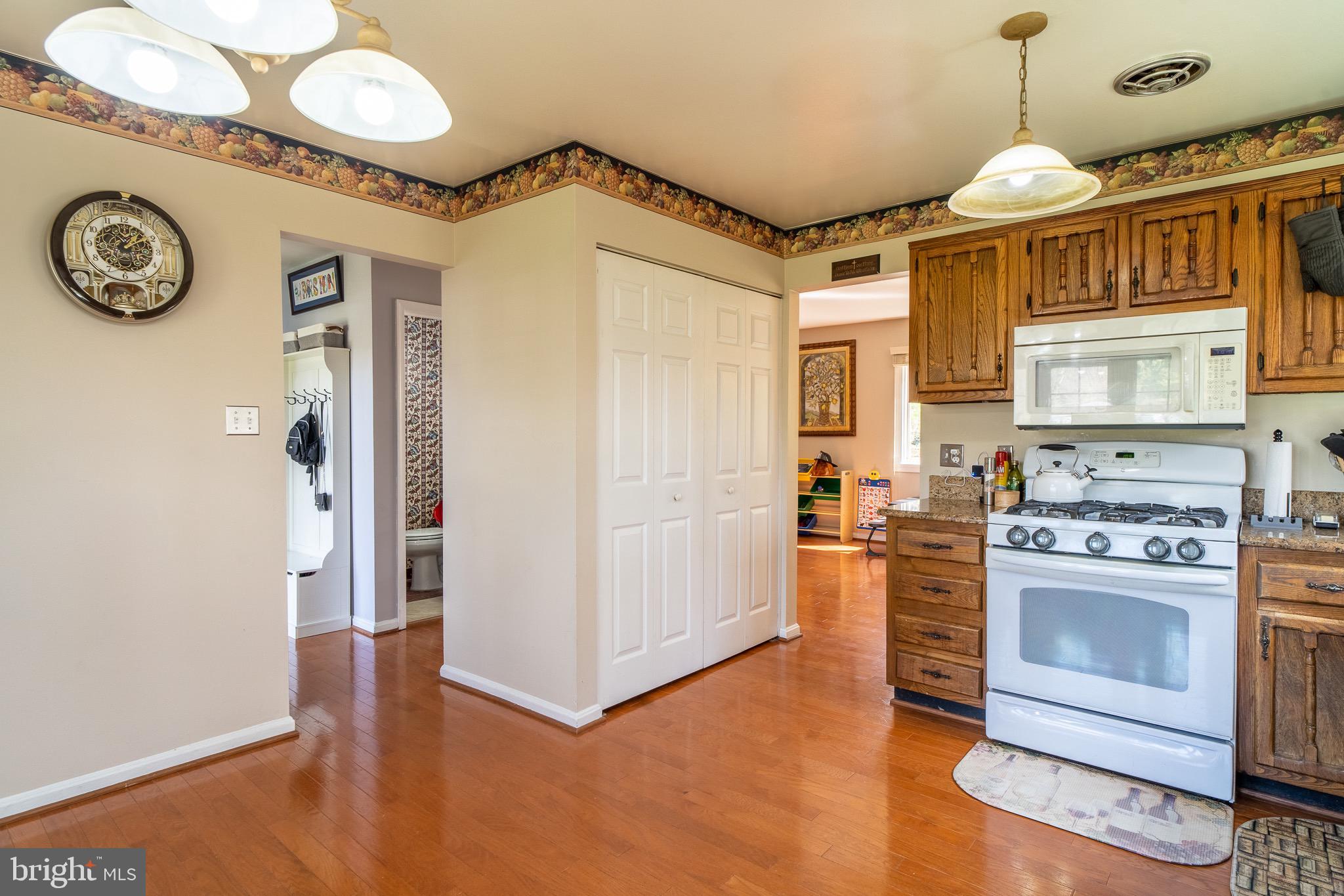 8605 Stonewall Road Manassas, VA 20110 - Photo 8 of 42 Roomy eat-in kitchen oasis