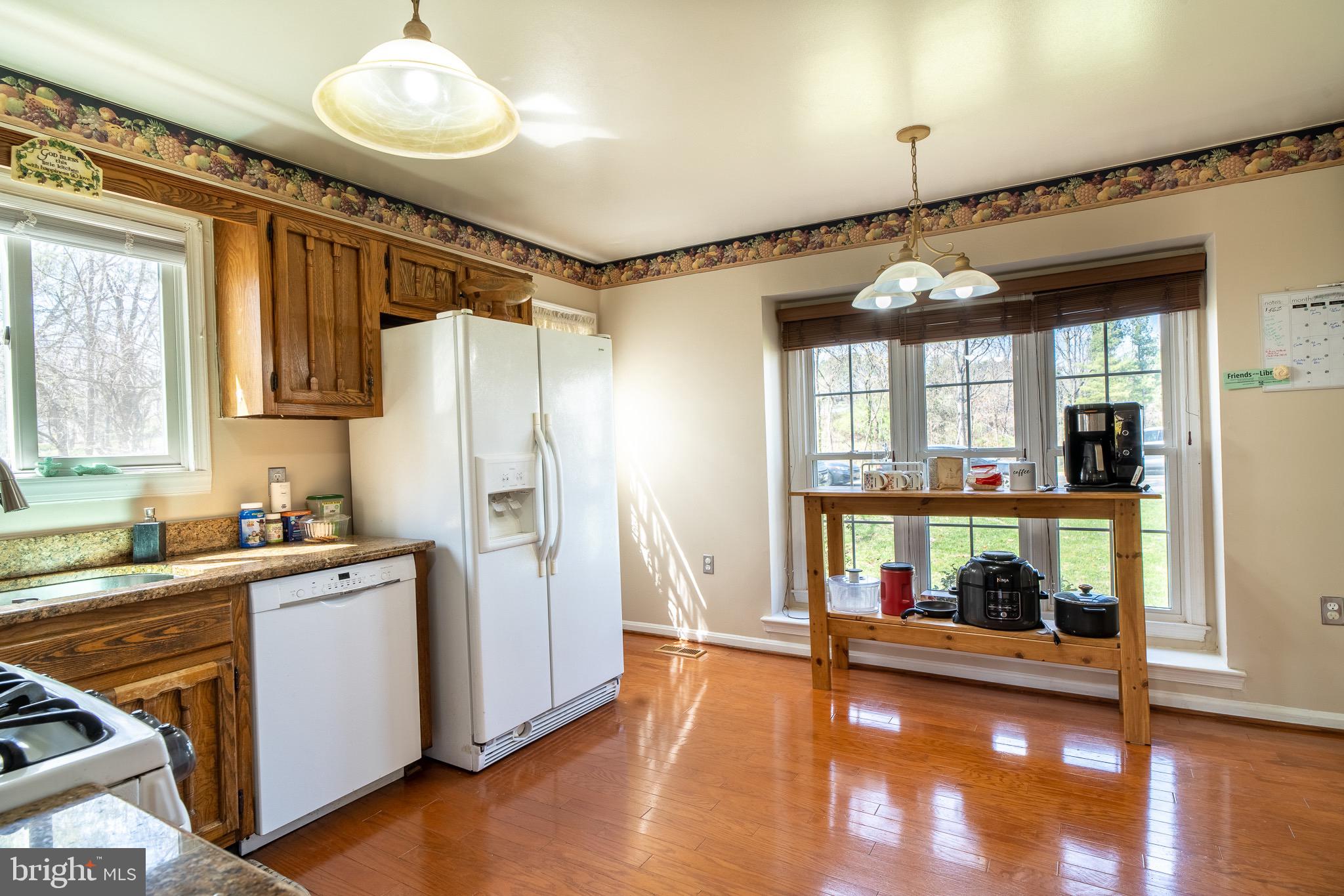 8605 Stonewall Road Manassas, VA 20110 - Photo 10 of 42 Savor meals, spacious comfort