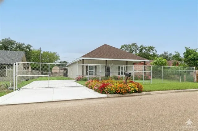 a view of a house with backyard and sitting area