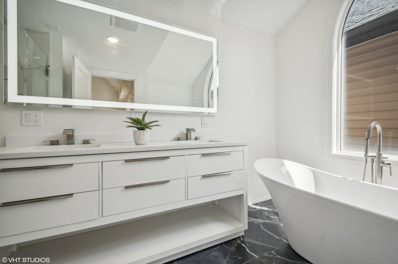 4110 North Kenneth Avenue Chicago, IL 60641 - Photo 12 of 28 a bathroom with a sink and a bathtub