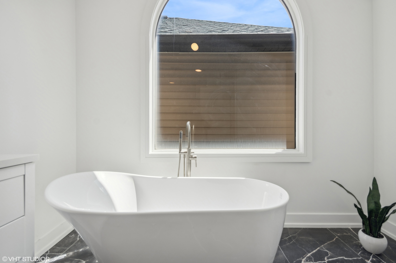 4110 North Kenneth Avenue Chicago, IL 60641 - Photo 14 of 28 a white bath tub sitting in a bathroom