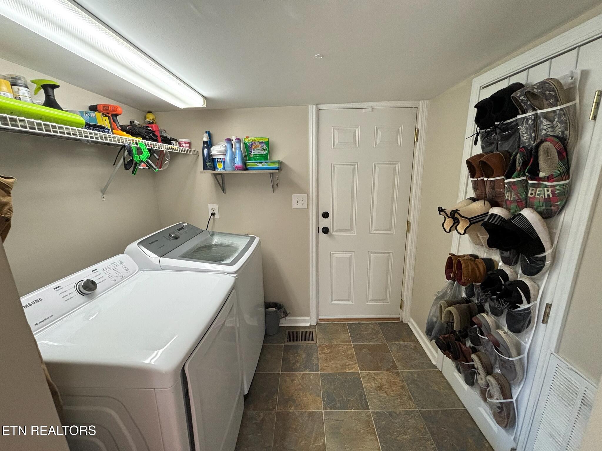 205 Oakwood Road Middlesboro, KY 40965 - Photo 17 of 24 IMG_6604