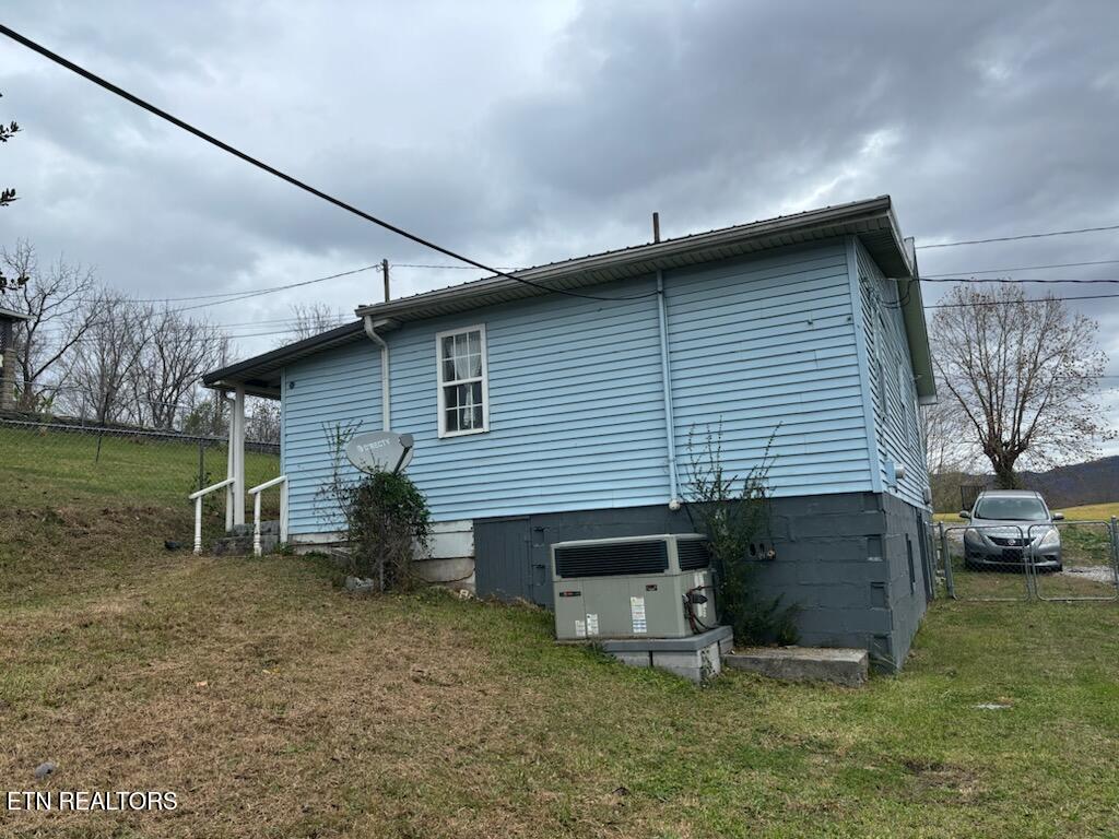 205 Oakwood Road Middlesboro, KY 40965 - Photo 3 of 24 IMG_6625