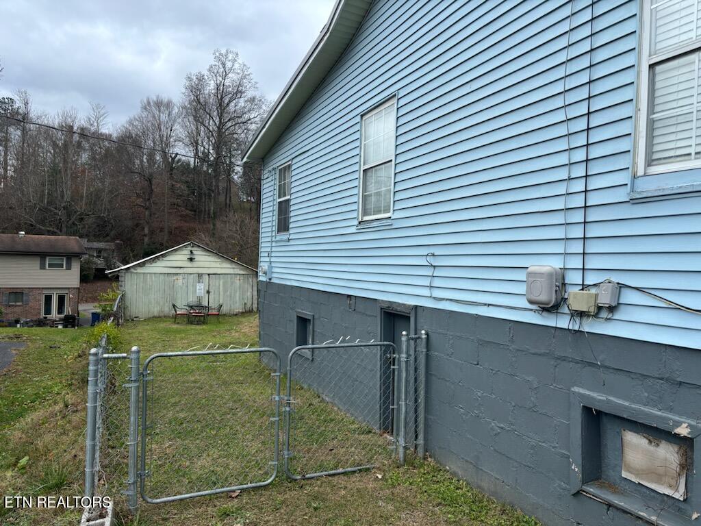 205 Oakwood Road Middlesboro, KY 40965 - Photo 4 of 24 IMG_6621