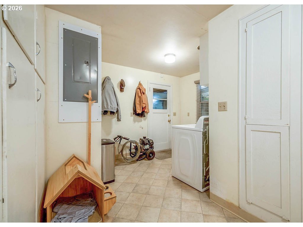 190 Hunsaker Lane Eugene, OR 97404 - Photo 16 of 28 a view of a storage & utility room