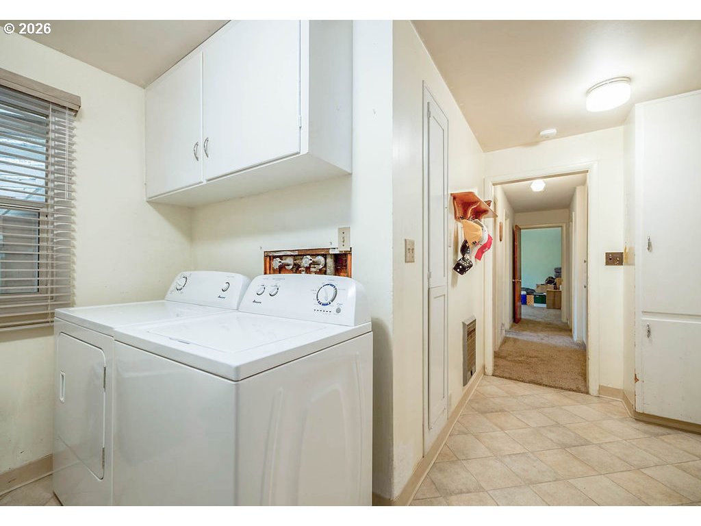 190 Hunsaker Lane Eugene, OR 97404 - Photo 17 of 28 a utility room with dryer and washer