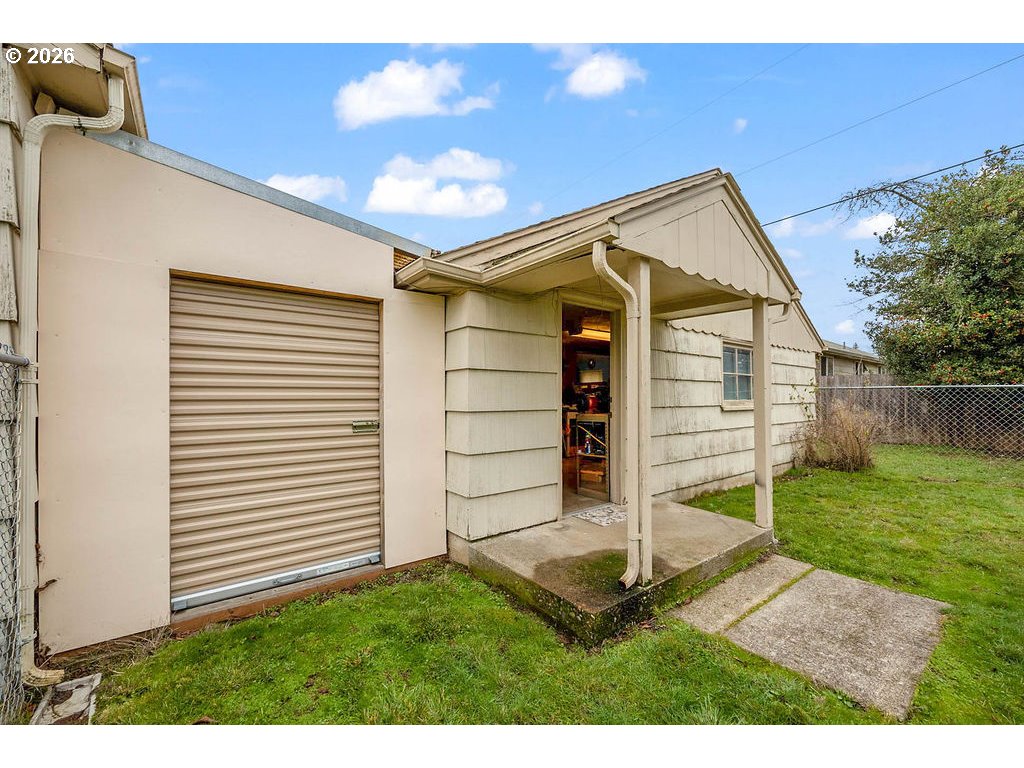190 Hunsaker Lane Eugene, OR 97404 - Photo 25 of 28 a backyard of a house with wooden fence