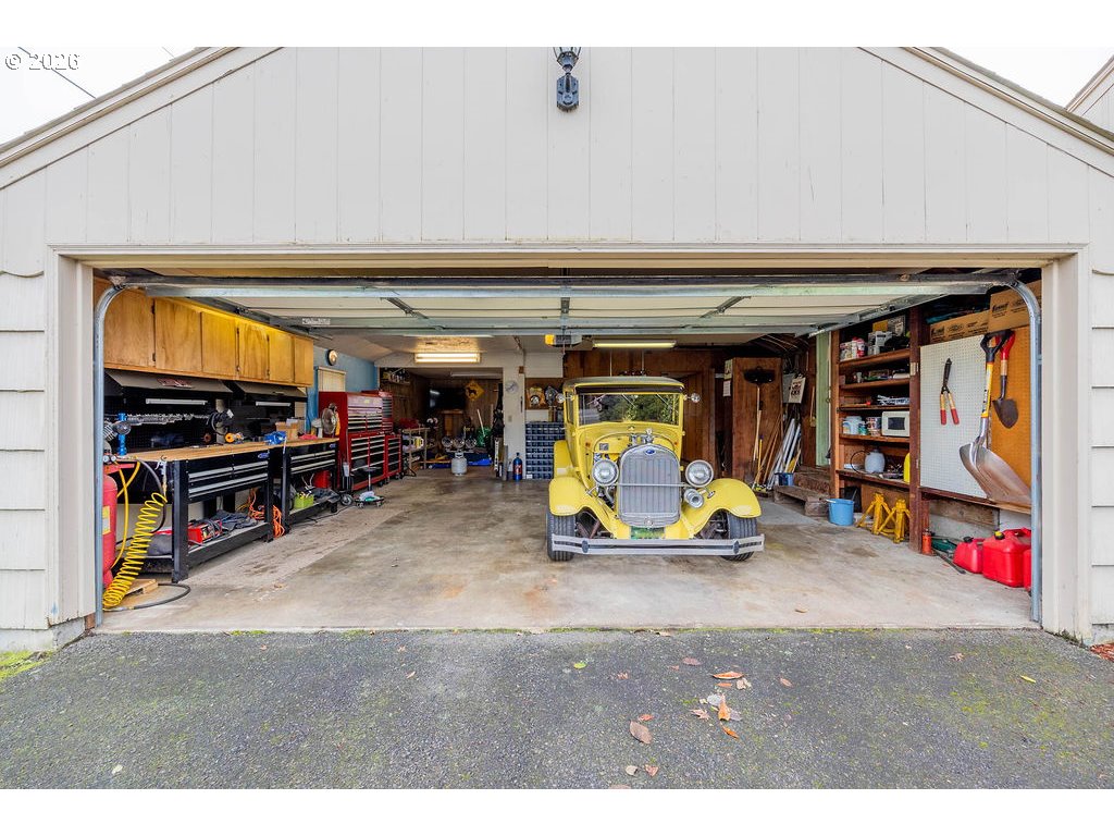 190 Hunsaker Lane Eugene, OR 97404 - Photo 26 of 28 a view of a garage with furniture