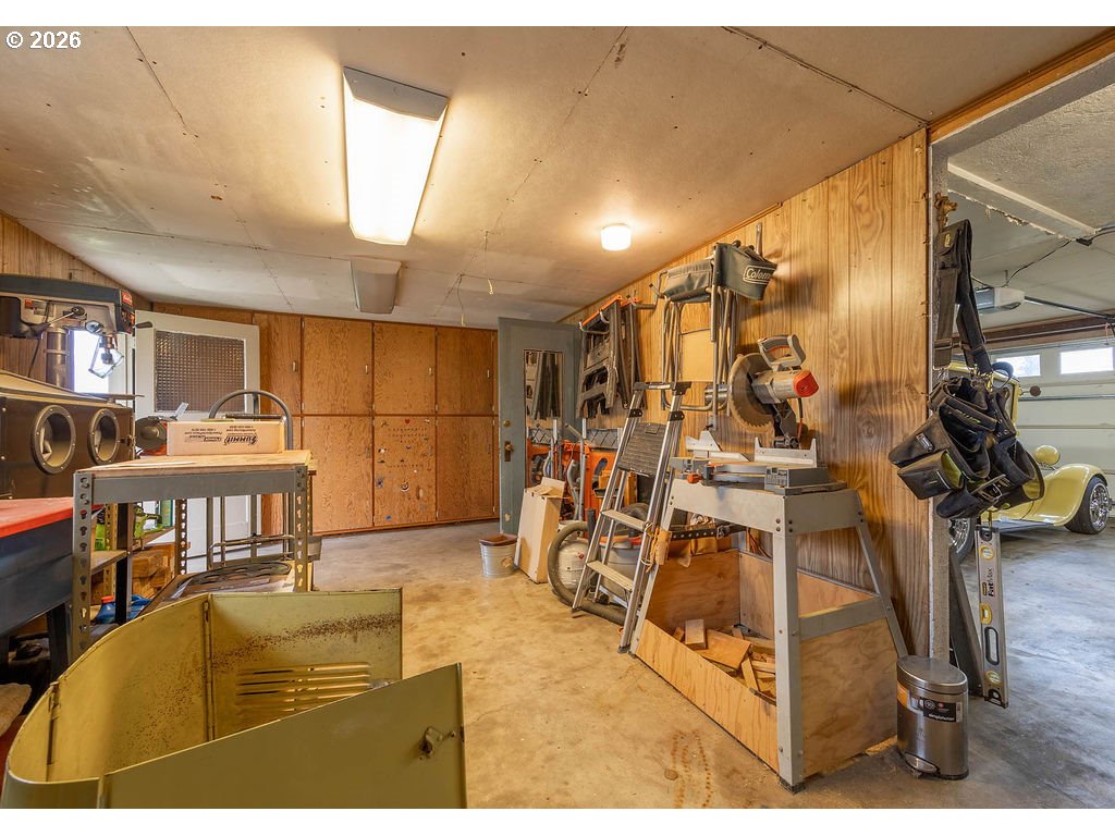 190 Hunsaker Lane Eugene, OR 97404 - Photo 27 of 28 a room with lots of gym equipment