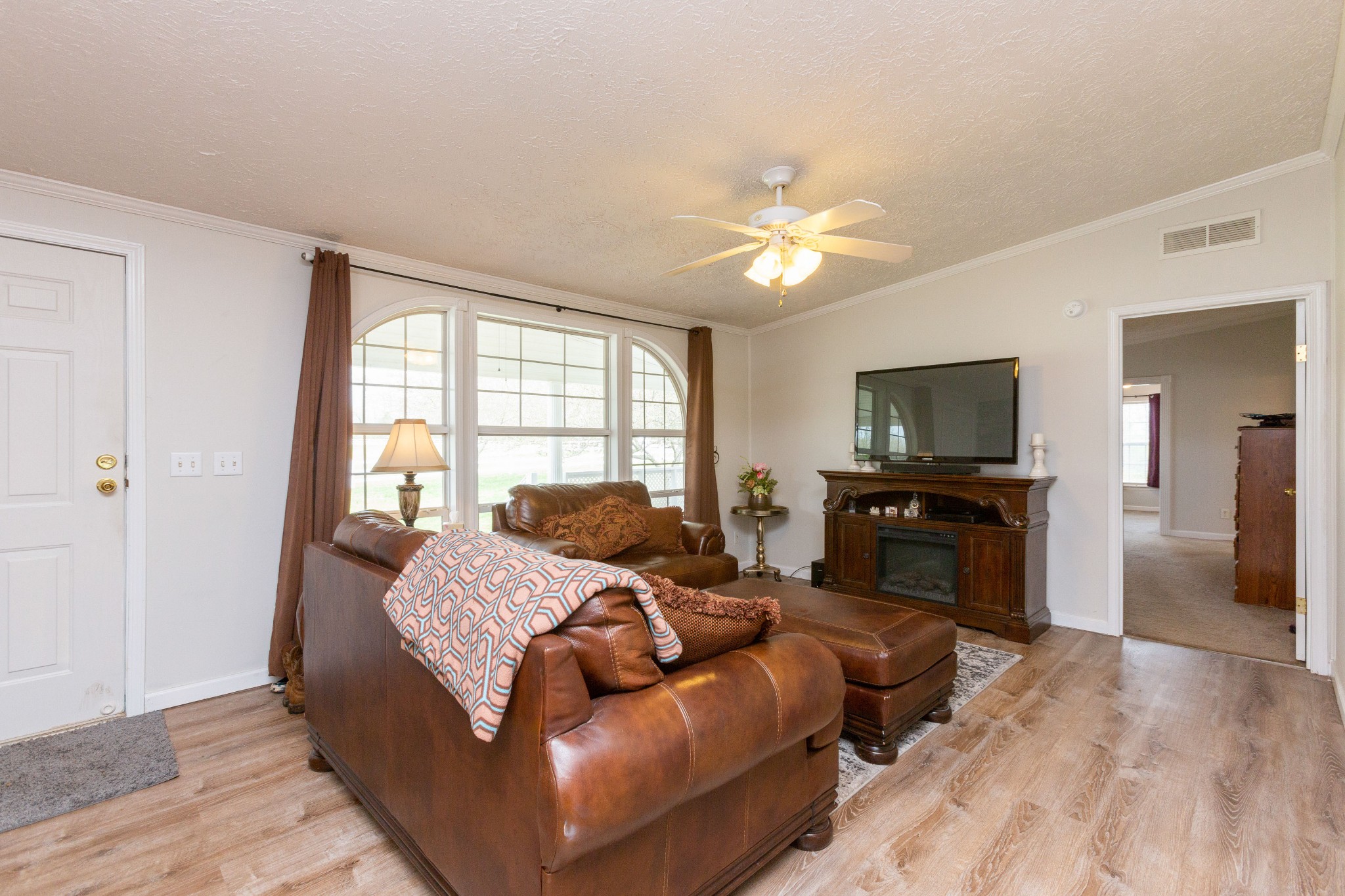 5425 Ashburn Road Springfield, TN 37172 - Photo 11 of 40 a living room with furniture and a flat screen tv