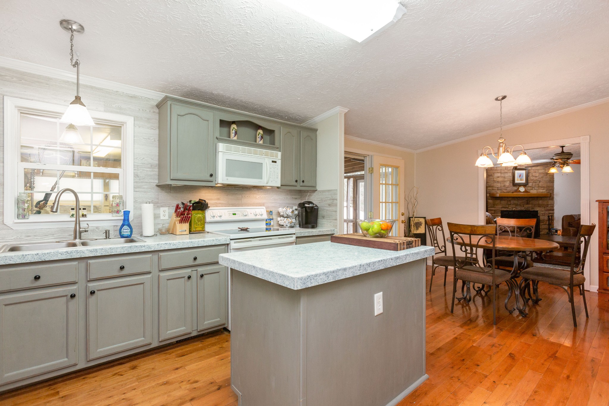 5425 Ashburn Road Springfield, TN 37172 - Photo 17 of 40 a kitchen with sink stove and cabinets