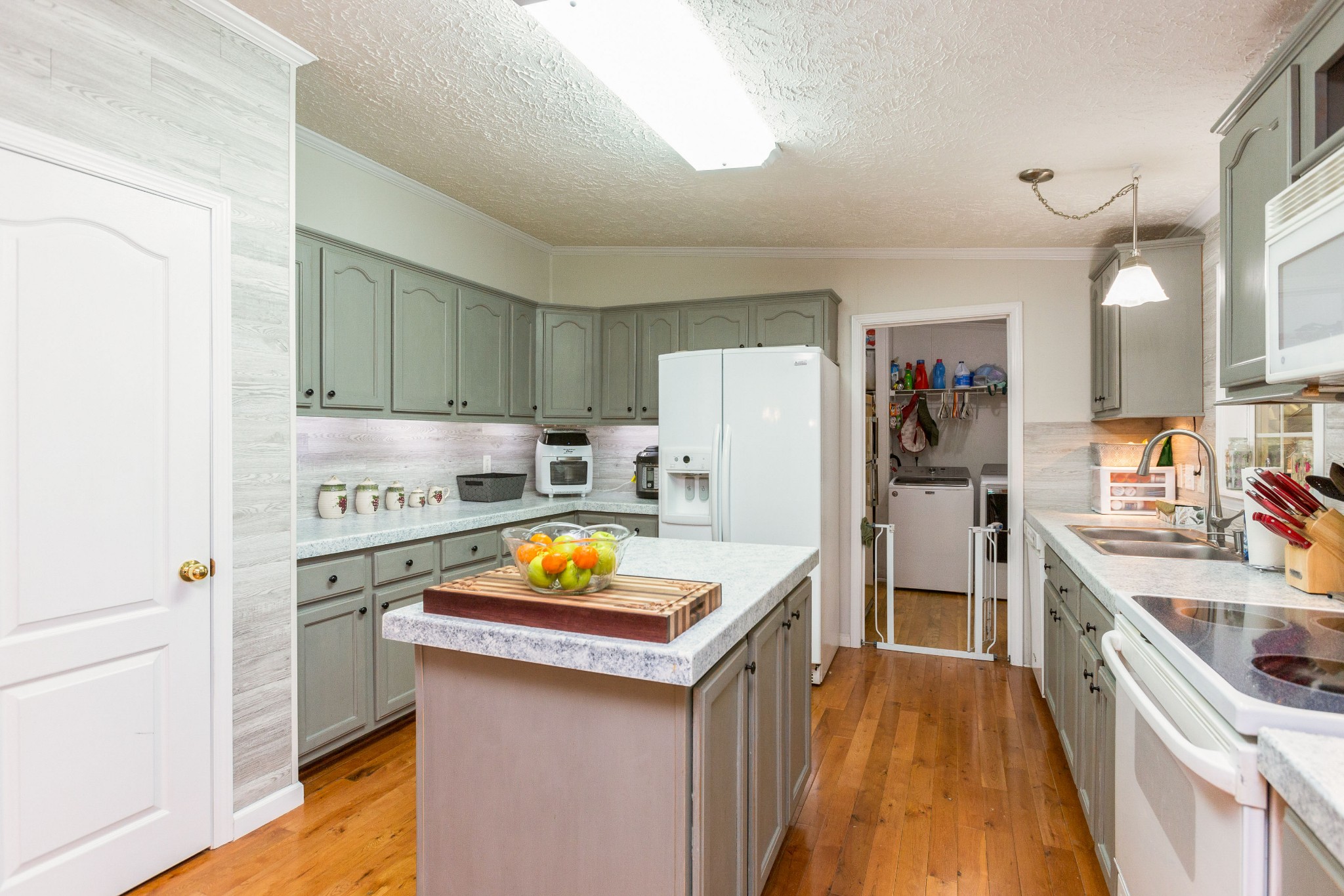 5425 Ashburn Road Springfield, TN 37172 - Photo 18 of 40 a kitchen that has a lot of cabinets a sink and appliances in it