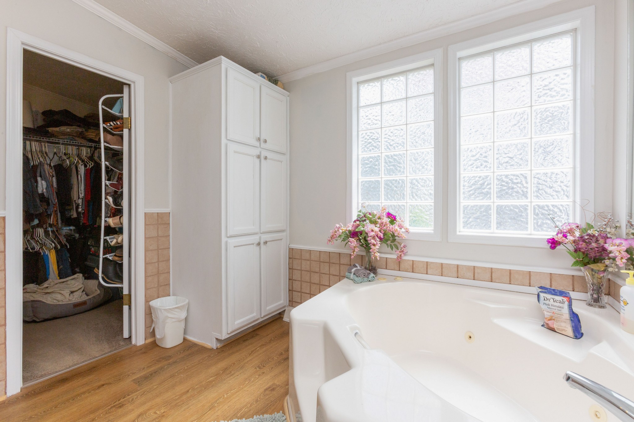 5425 Ashburn Road Springfield, TN 37172 - Photo 33 of 40 a bathroom with a tub a sink and a window