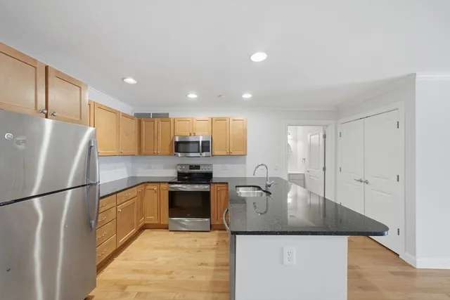 $475,000 | 8 Crowninshield Street, Unit 410, Peabody, MA 01960