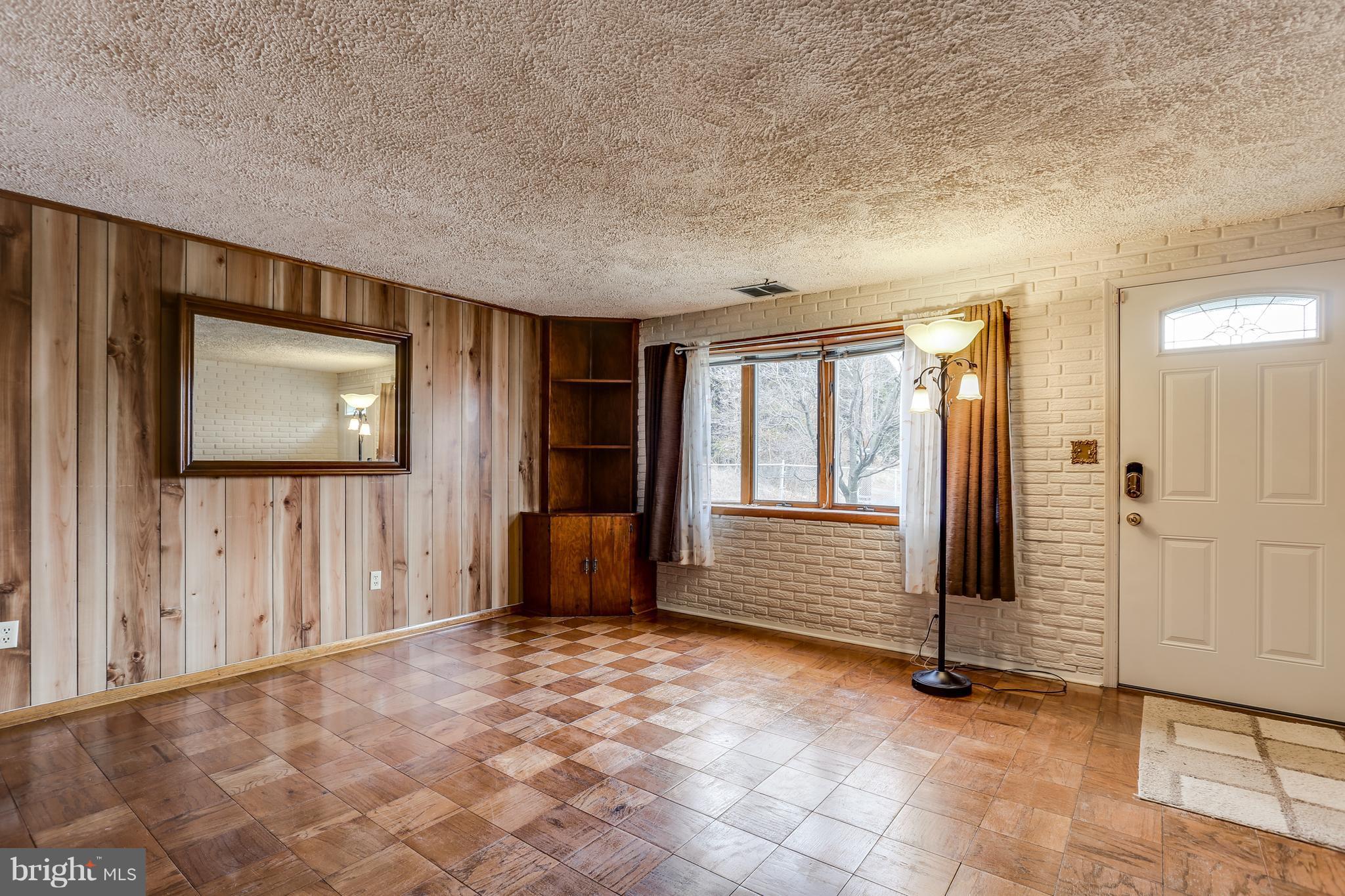2701 Yarnall Road Baltimore, MD 21227 - Photo 4 of 27 Living Room