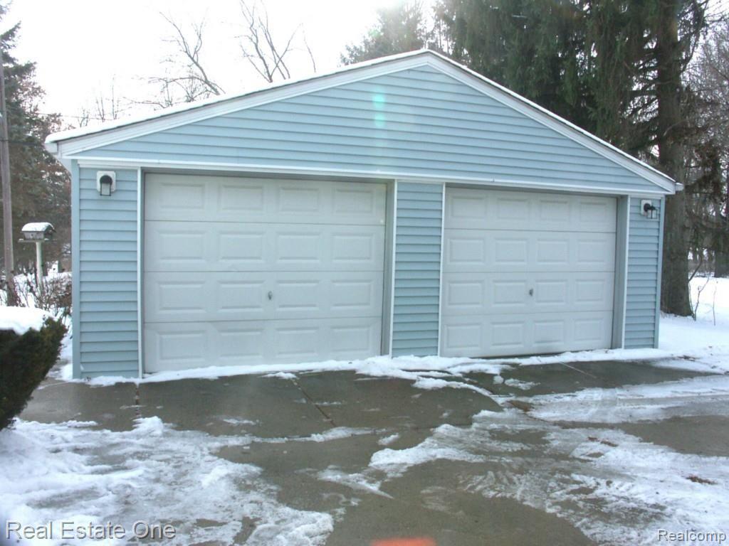 6233 Waldon Road Clarkston, MI 48346 - Photo 3 of 41 oversized garage