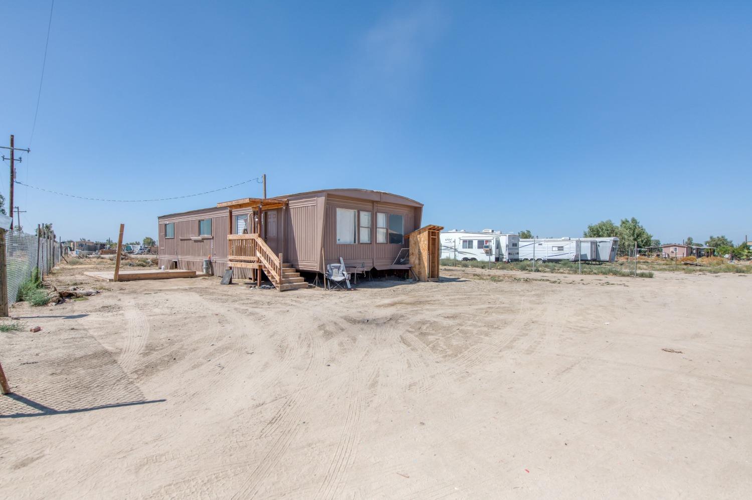 3658 South Butte Avenue Kerman, CA 93630 - Photo 4 of 20 a view of a house with a yard