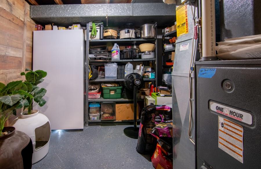 114 Dolphin Drive Butler, PA 16002 - Photo 17 of 25 a room filled with furniture and a potted plant