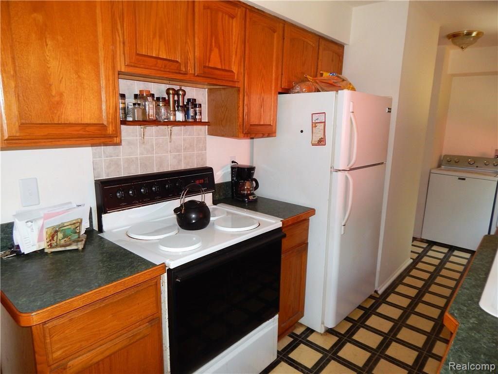 5860 Crandall Road Howell, MI 48855 - Photo 7 of 22 Kitchen with appliances