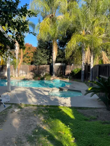 a view of a backyard