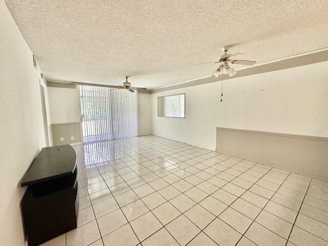 9275 Flynn Circle, Unit 6 Boca Raton, FL 33496 - Photo 3 of 28 Living / Dining Area