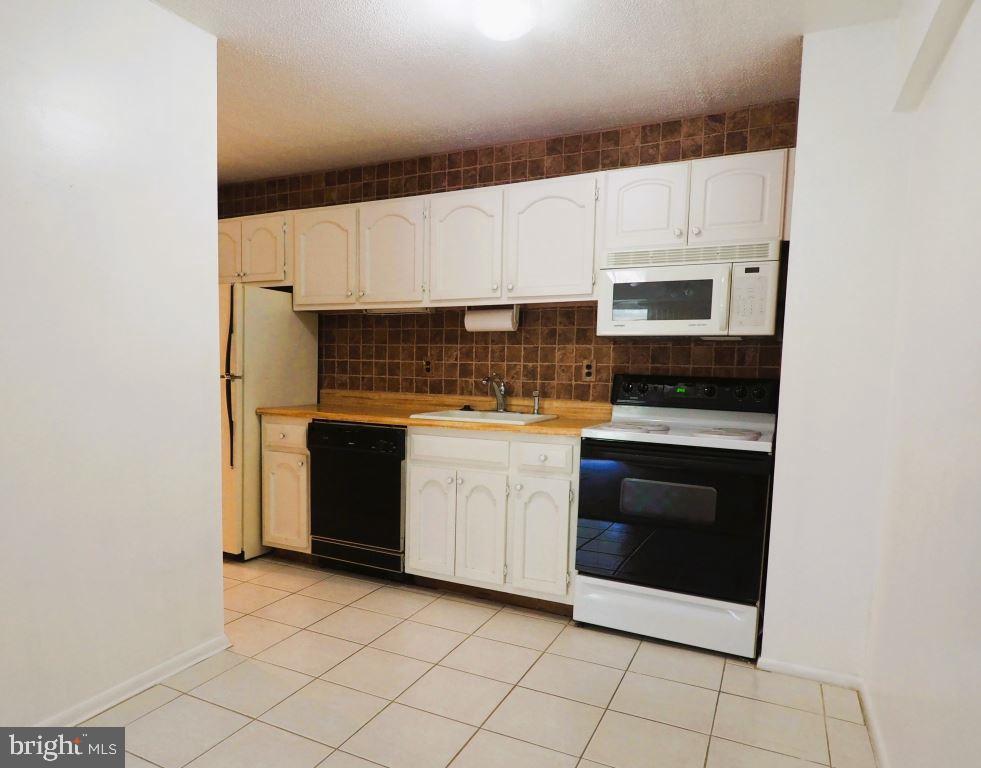 56 Welsh Tract Road, Unit 310 Newark, DE 19713 - Photo 7 of 16 a kitchen with cabinets and steel appliances