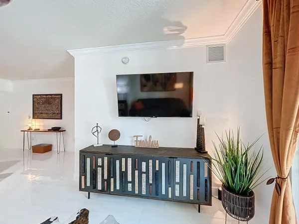 $4,000 | 600 South Dixie Highway, Unit 630, West Palm Beach, FL 33401