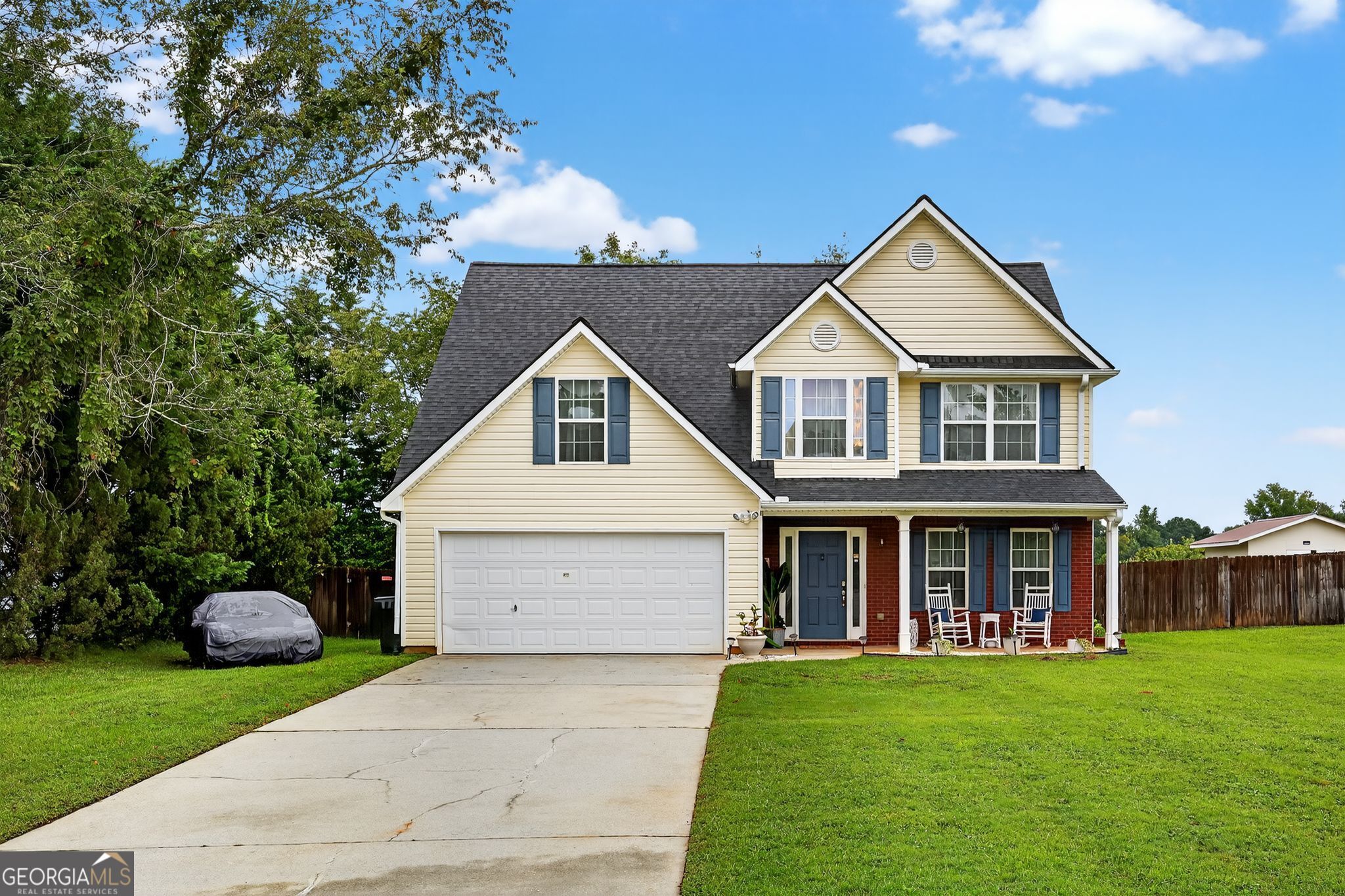 a view of a yard in front of house