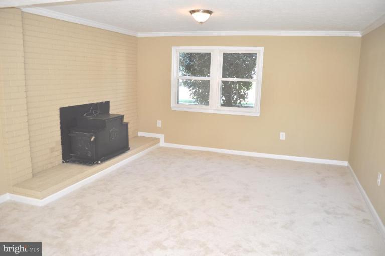13248 Kurtz Road Woodbridge, VA 22193 - Photo 11 of 21 Family Room