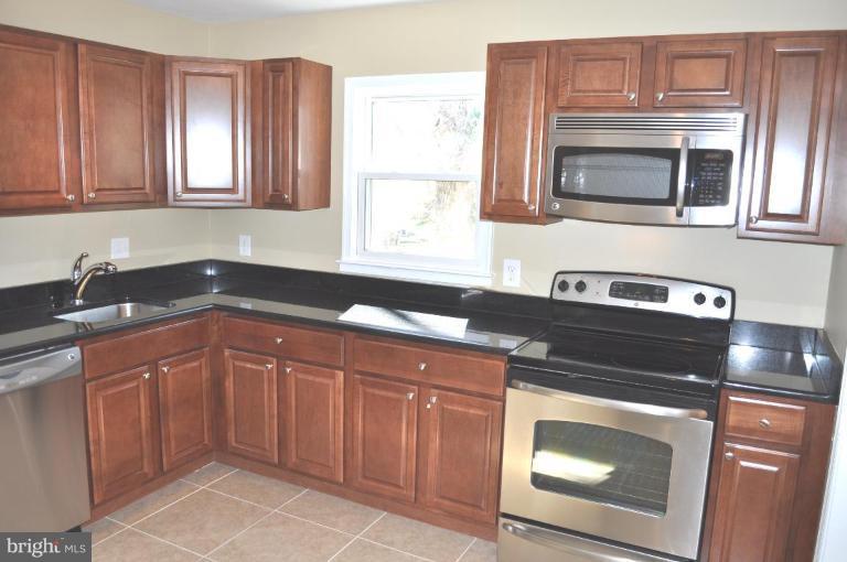 13248 Kurtz Road Woodbridge, VA 22193 - Photo 13 of 21 Kitchen