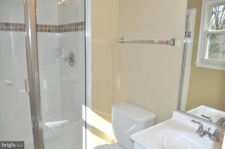 13248 Kurtz Road Woodbridge, VA 22193 - Photo 18 of 21 Master Bath