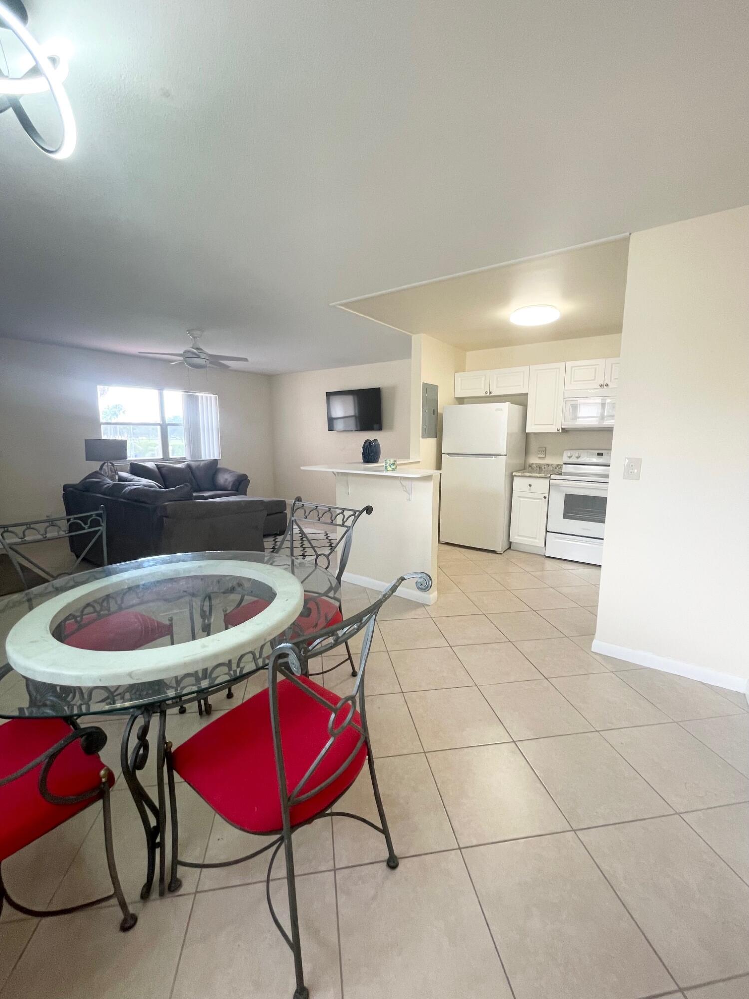 314 Saxony G Delray Beach Delray Beach, FL 33446 - Photo 7 of 19 IMG_7960