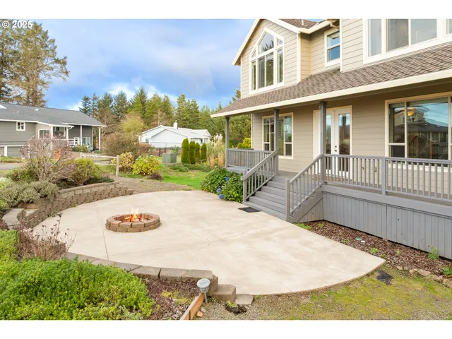 a view of a house with entertaining space
