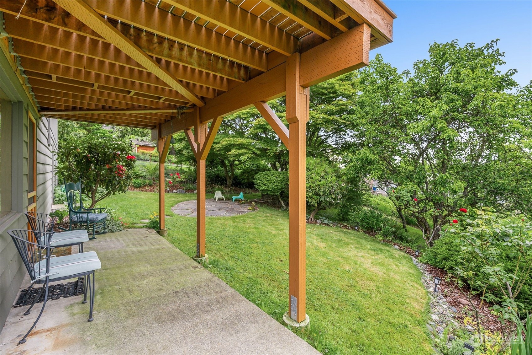 2520 South Raymond Street Seattle, WA 98108 - Photo 31 of 39 a view of a patio with table and chairs under an umbrella