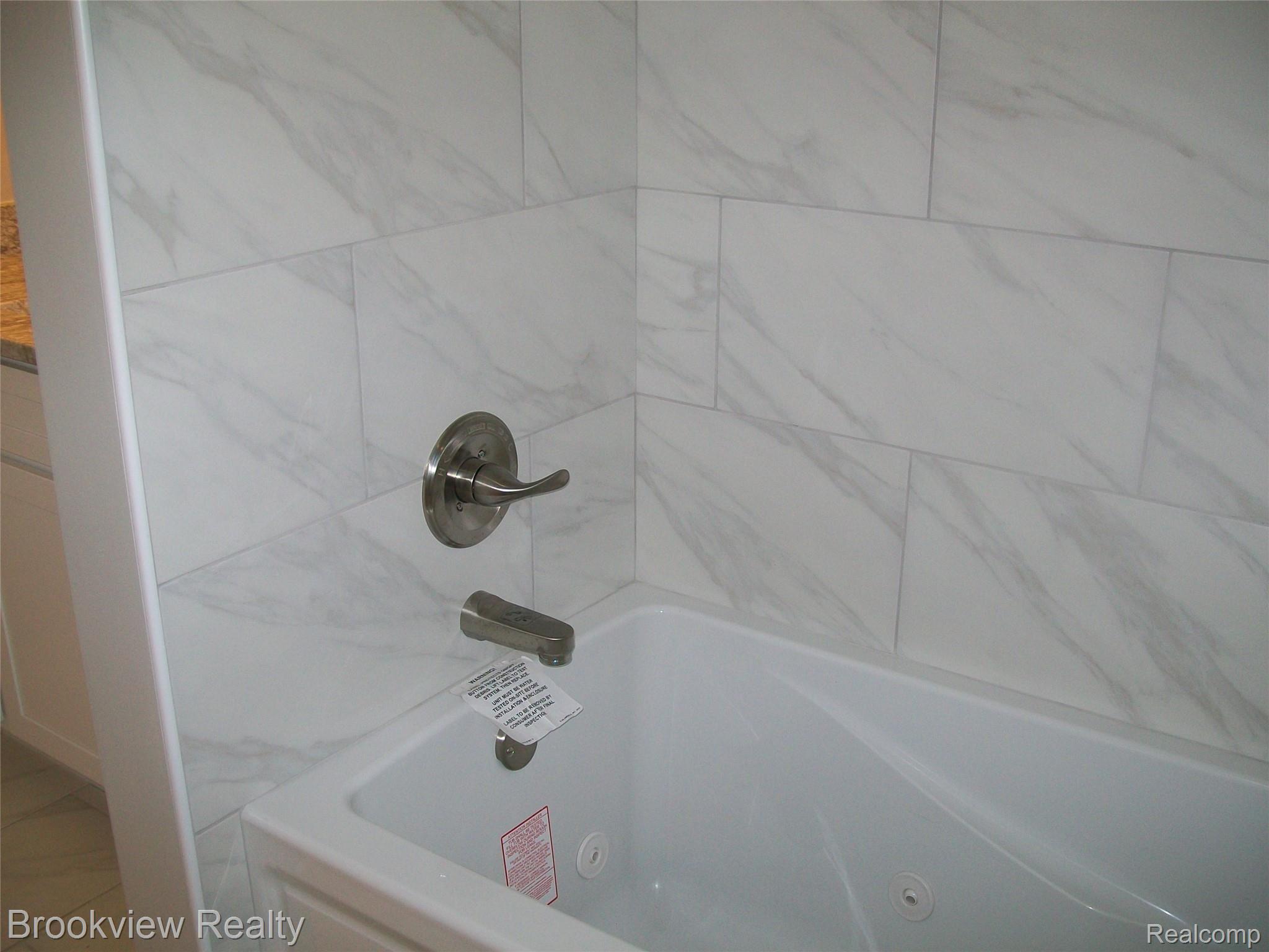 2970 Longview Avenue Rochester, MI 48307 - Photo 18 of 28 100_1047.JPG
