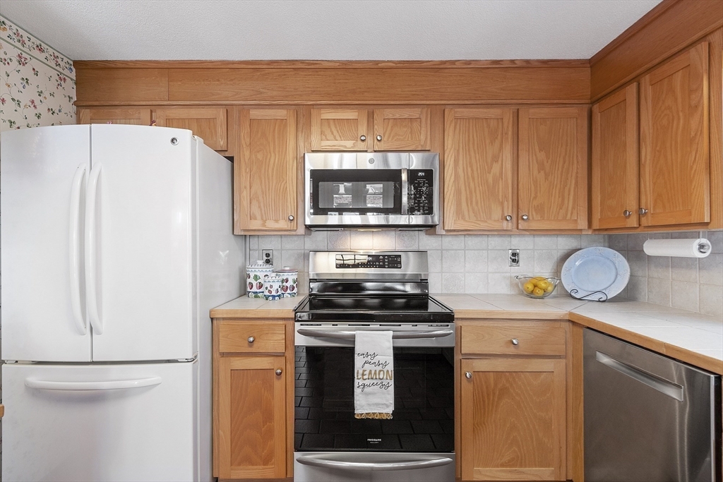 138 Catamount Road Tewksbury, MA 01876 - Photo 8 of 41 Gallery Image 8