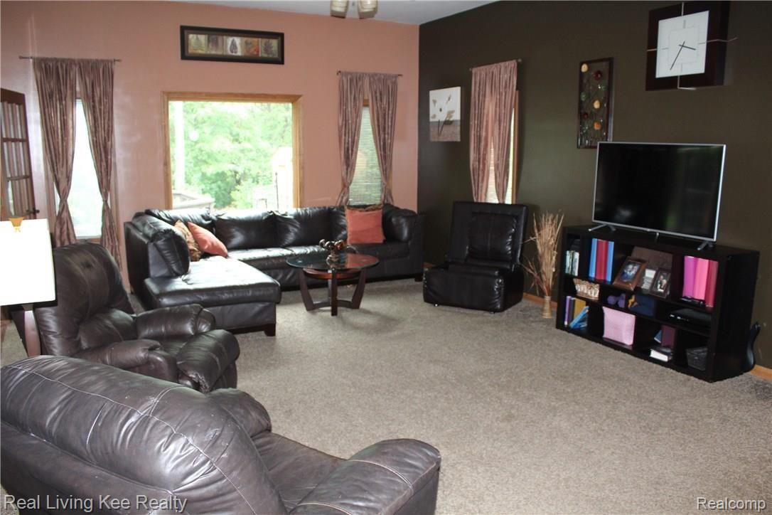 3380 Landview Drive Rochester, MI 48306 - Photo 5 of 38 IMG_2193.JPG