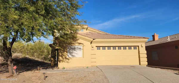 $2,600 | 10706 North Hewitt Place, Tucson, AZ 85737