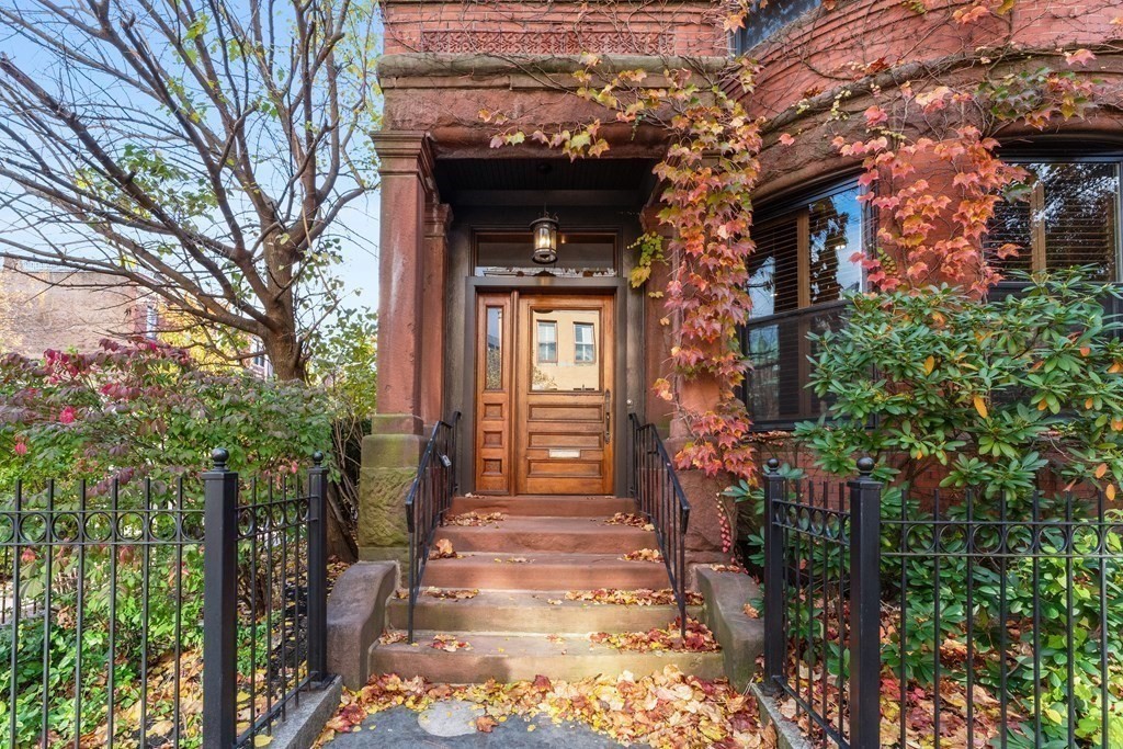 136 St Botolph Street Boston, MA 02115 - Photo 3 of 40 a front view of a house with a garden