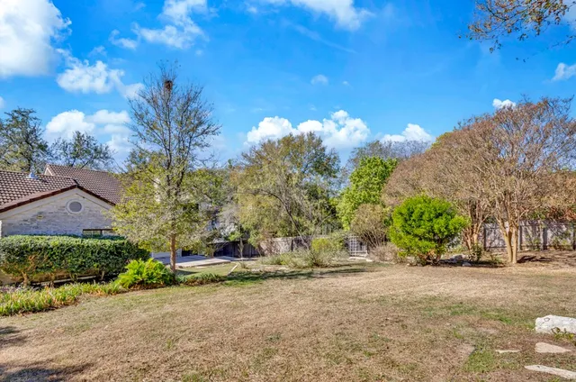 a view of a yard with a house