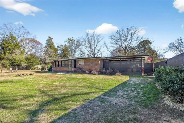 a view of a house with a yard