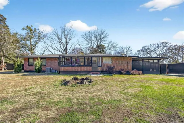 a view of a house with a backyard