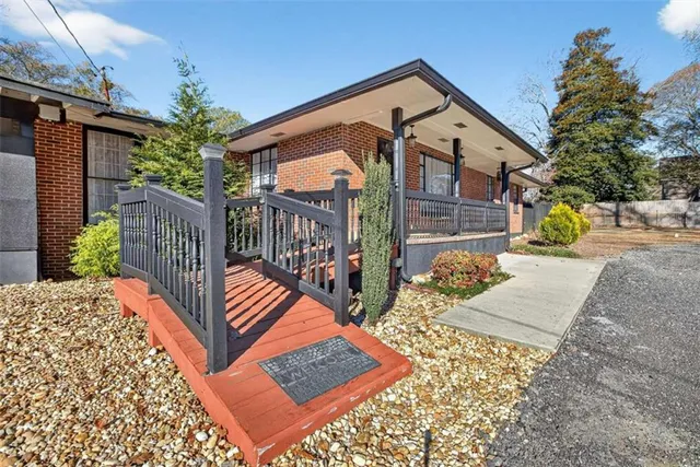 a view of a house with backyard and sitting area