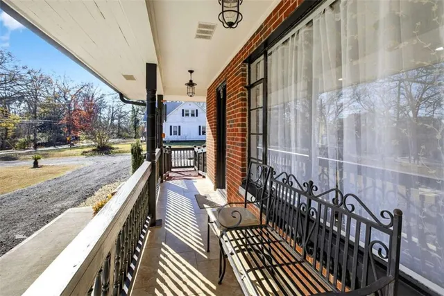 a view of a yard with a house