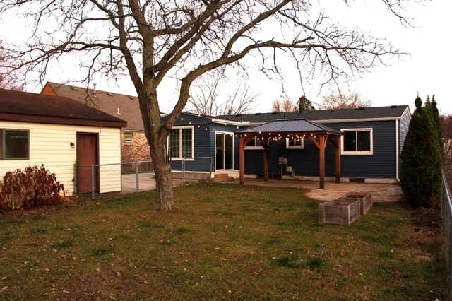 $2,100 | 43592 Champlain Court, Canton, MI 48188