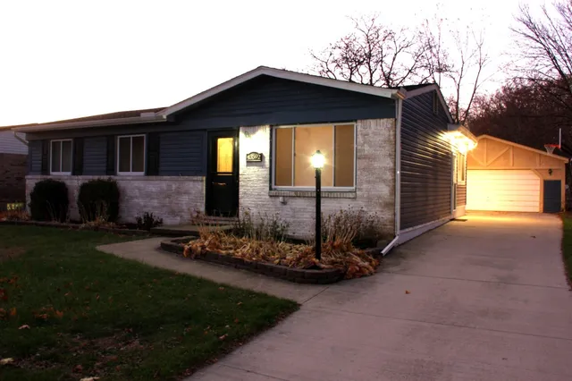 $2,100 | 43592 Champlain Court, Canton, MI 48188