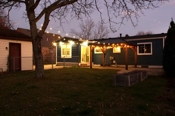 $2,100 | 43592 Champlain Court, Canton, MI 48188