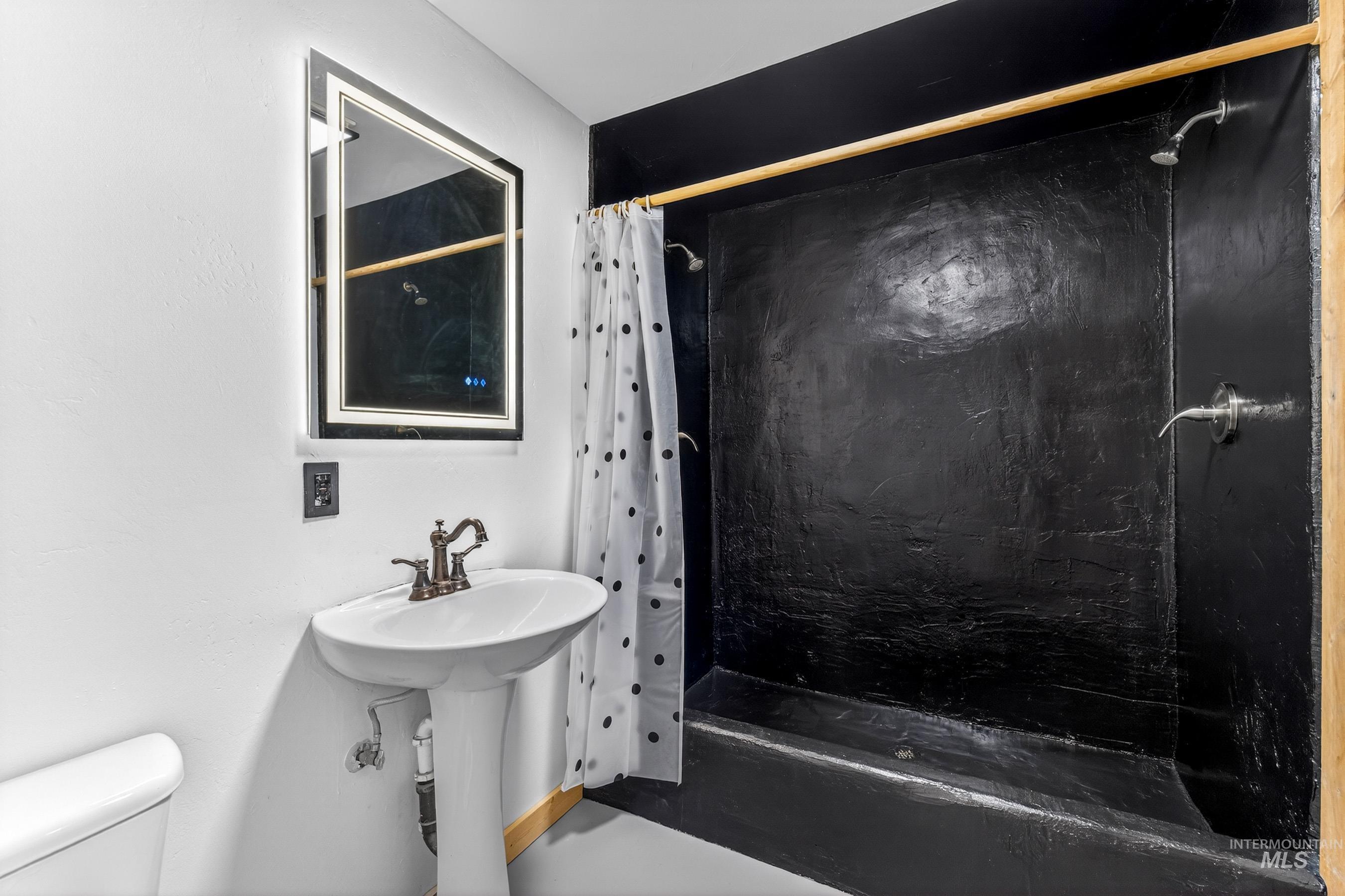 543 North Main Street Riggins, ID 83549 - Photo 40 of 46 Full bath featuring shower / tub combo and toilet