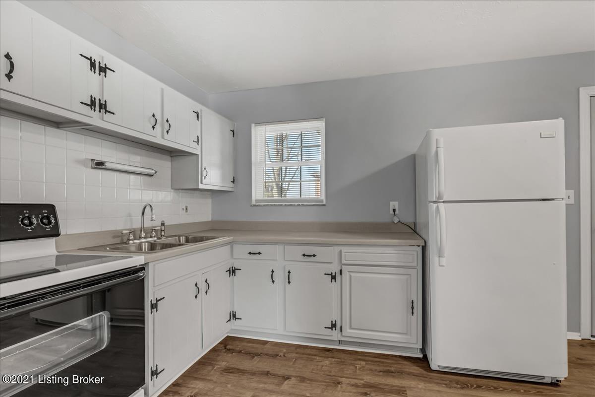 334 Meadowood Road Louisville, KY 40229 - Photo 8 of 26 Kitchen